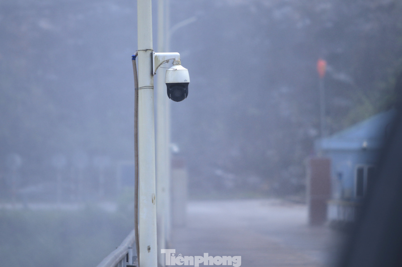Thủy điện lớn nhất Bắc miền Trung xả lũ: Flycam ghi cảnh nước trắng xóa cuồn cuộn về xuôi- Ảnh 13.