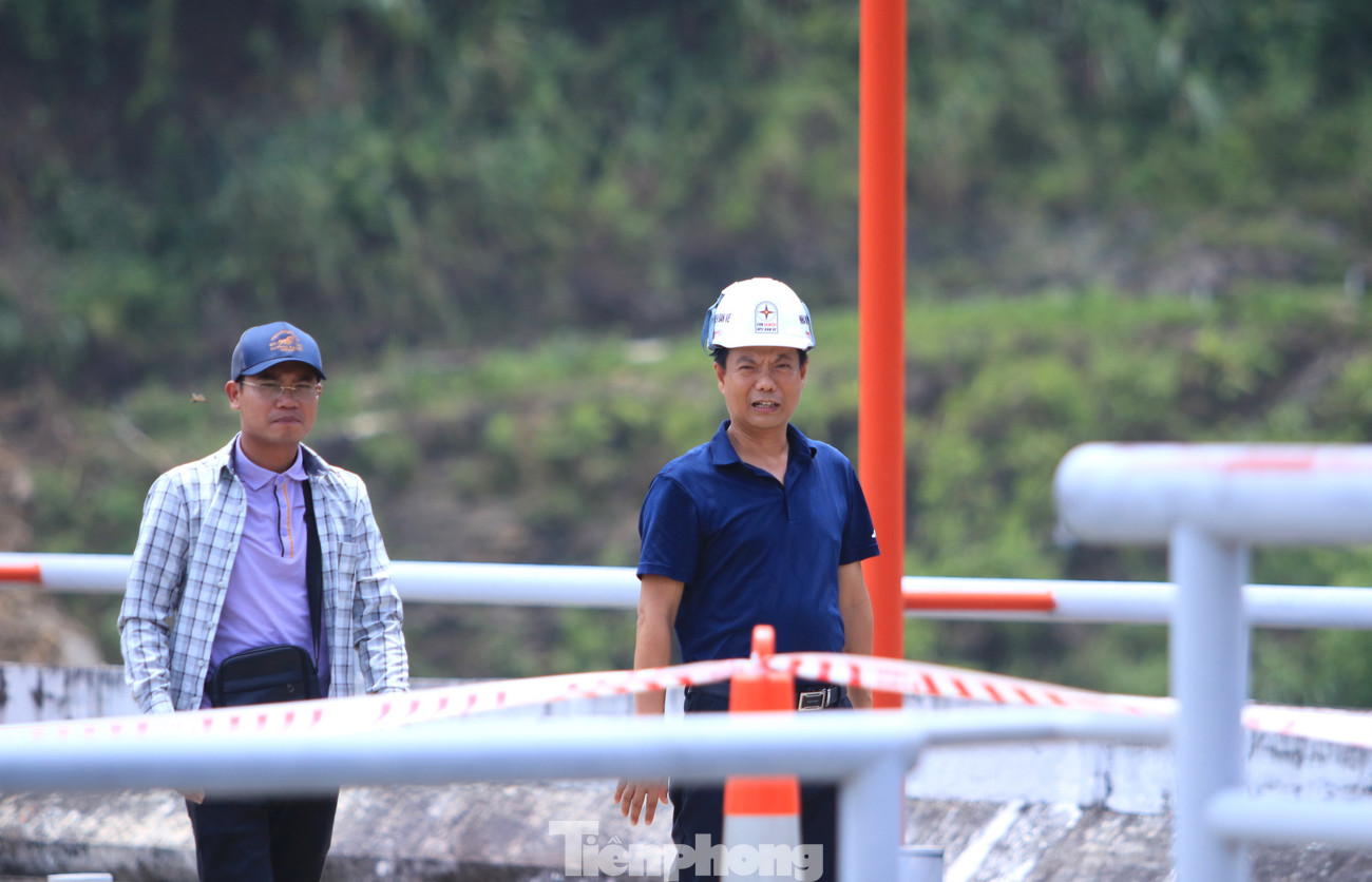 Thủy điện lớn nhất Bắc miền Trung xả lũ: Flycam ghi cảnh nước trắng xóa cuồn cuộn về xuôi- Ảnh 15.