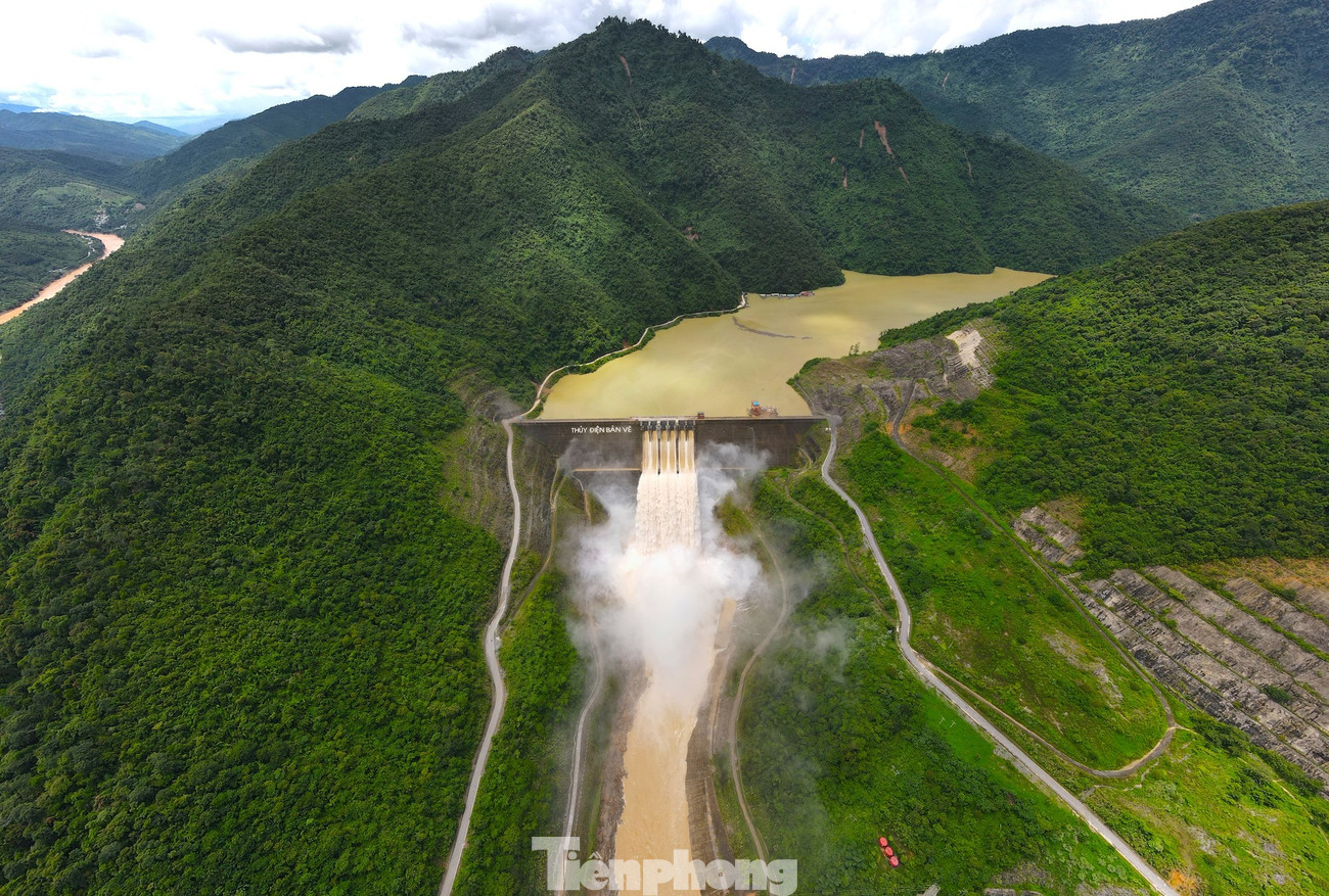 Thủy điện lớn nhất Bắc miền Trung xả lũ: Flycam ghi cảnh nước trắng xóa cuồn cuộn về xuôi- Ảnh 1.