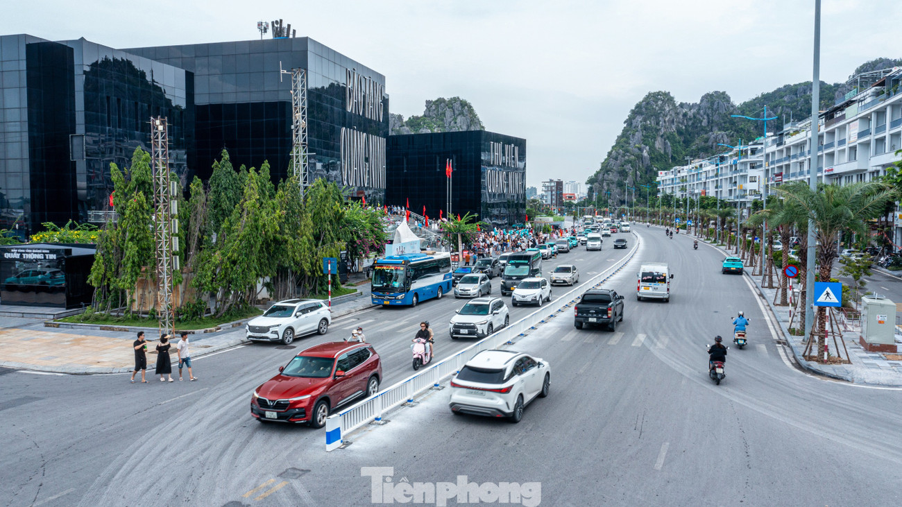 Kỳ lạ dựng hàng rào sắt giữa đường để làm dải phân cách ở Quảng Ninh- Ảnh 15.