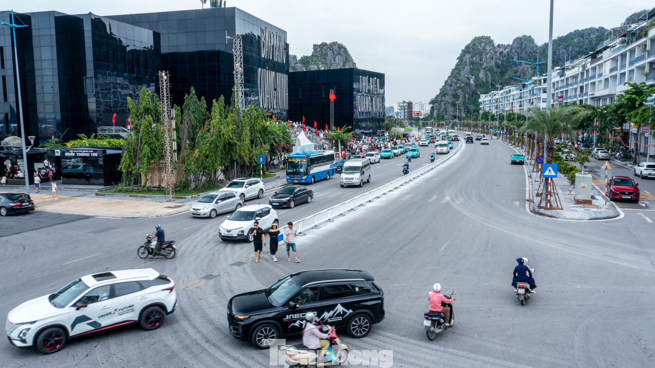 Kỳ lạ dựng hàng rào sắt giữa đường để làm dải phân cách ở Quảng Ninh- Ảnh 21.