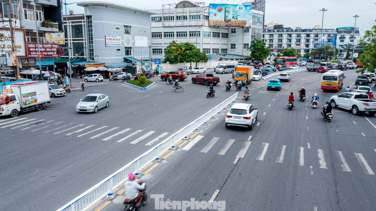 Kỳ lạ dựng hàng rào sắt giữa đường để làm dải phân cách ở Quảng Ninh- Ảnh 7.