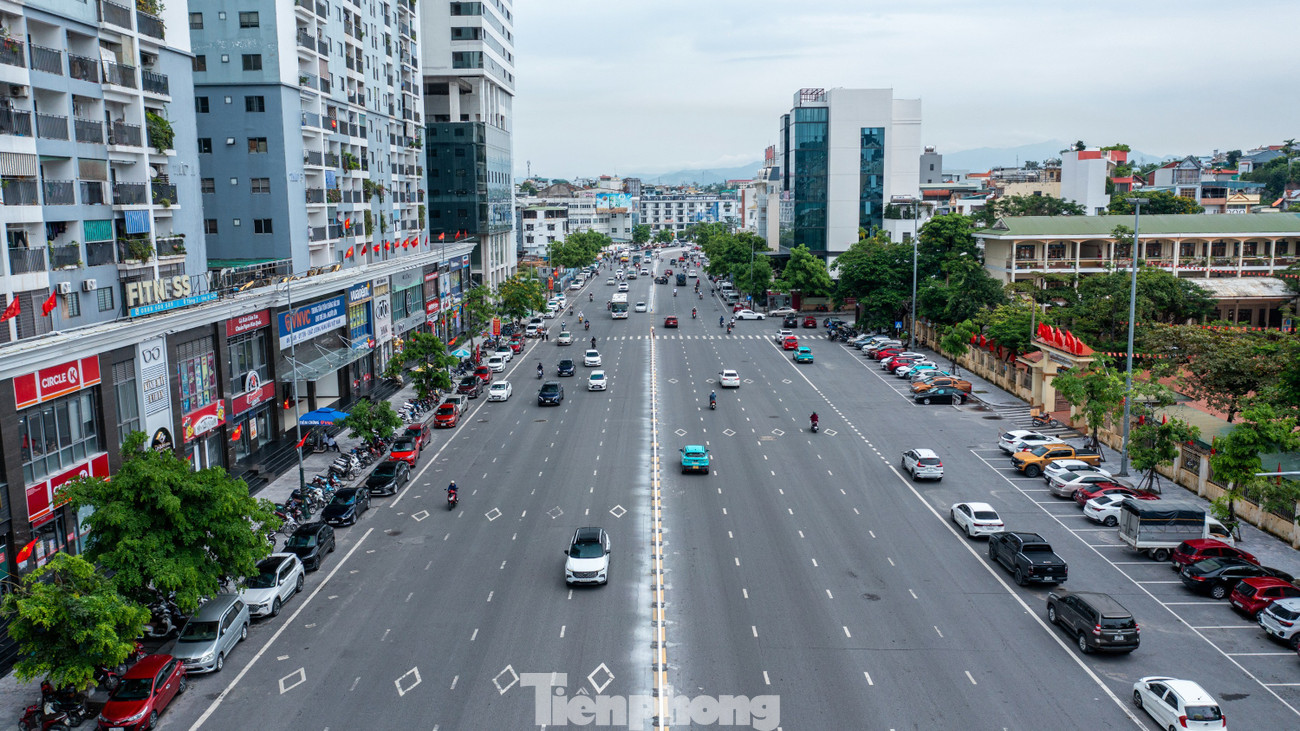 Kỳ lạ dựng hàng rào sắt giữa đường để làm dải phân cách ở Quảng Ninh- Ảnh 2.