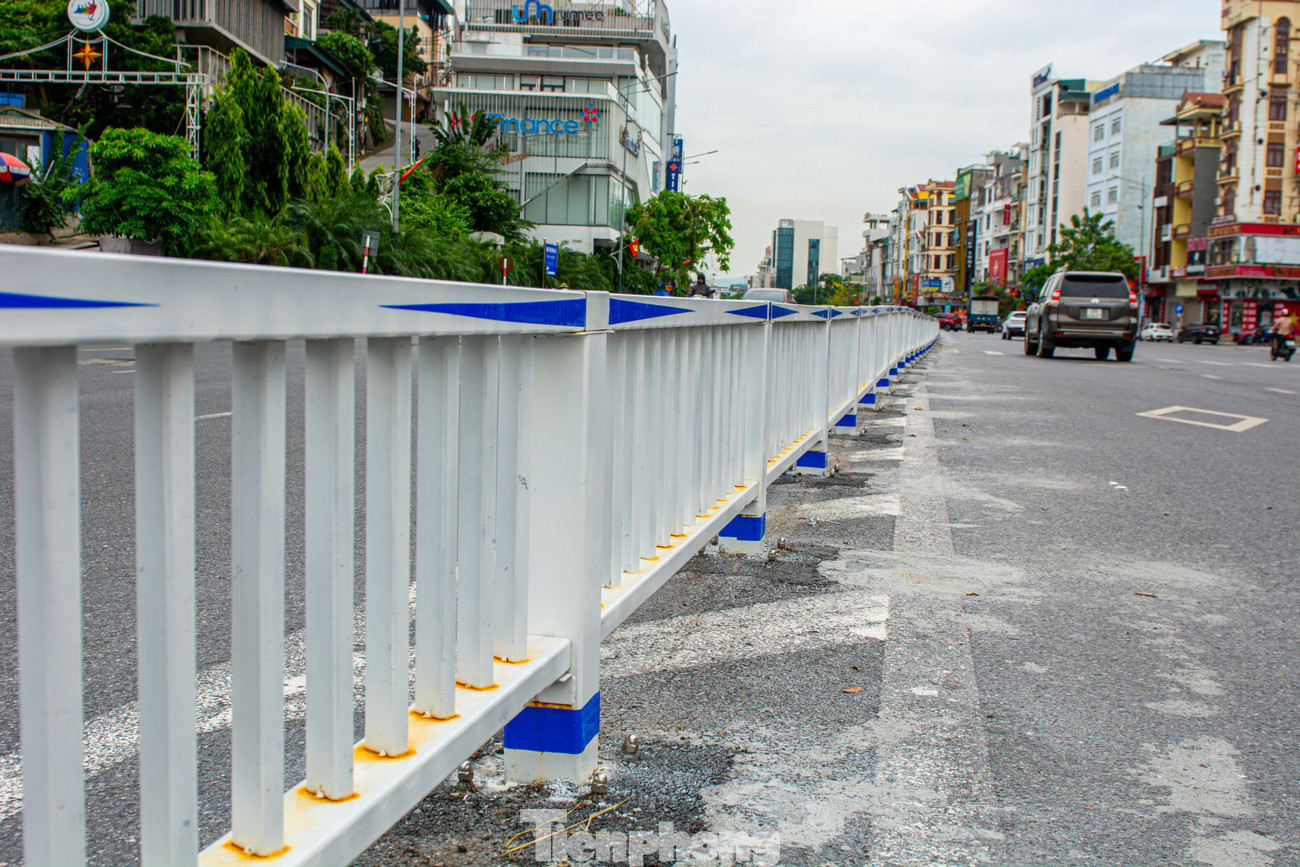 Kỳ lạ dựng hàng rào sắt giữa đường để làm dải phân cách ở Quảng Ninh- Ảnh 4.