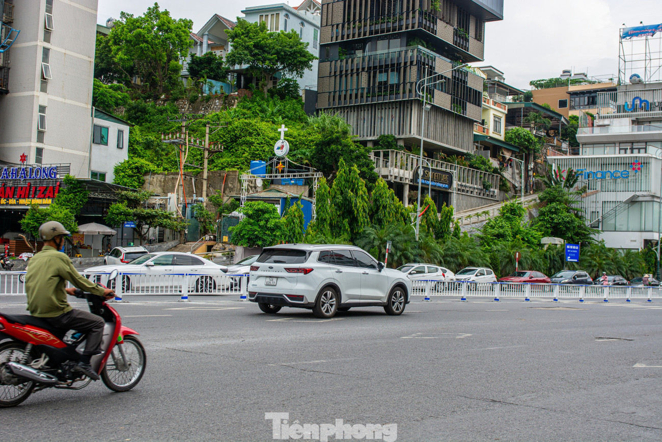 Kỳ lạ dựng hàng rào sắt giữa đường để làm dải phân cách ở Quảng Ninh- Ảnh 1.