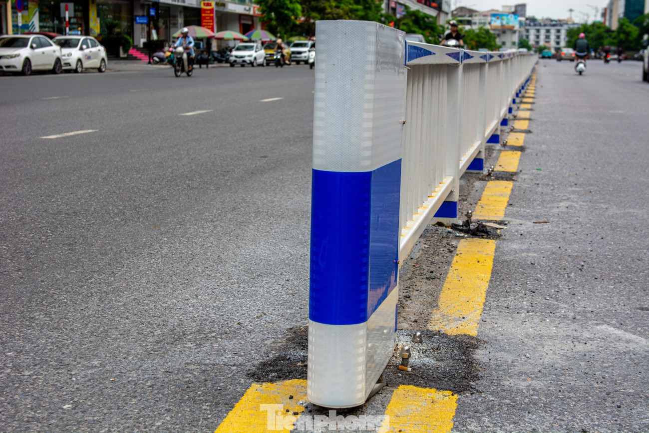 Kỳ lạ dựng hàng rào sắt giữa đường để làm dải phân cách ở Quảng Ninh- Ảnh 3.