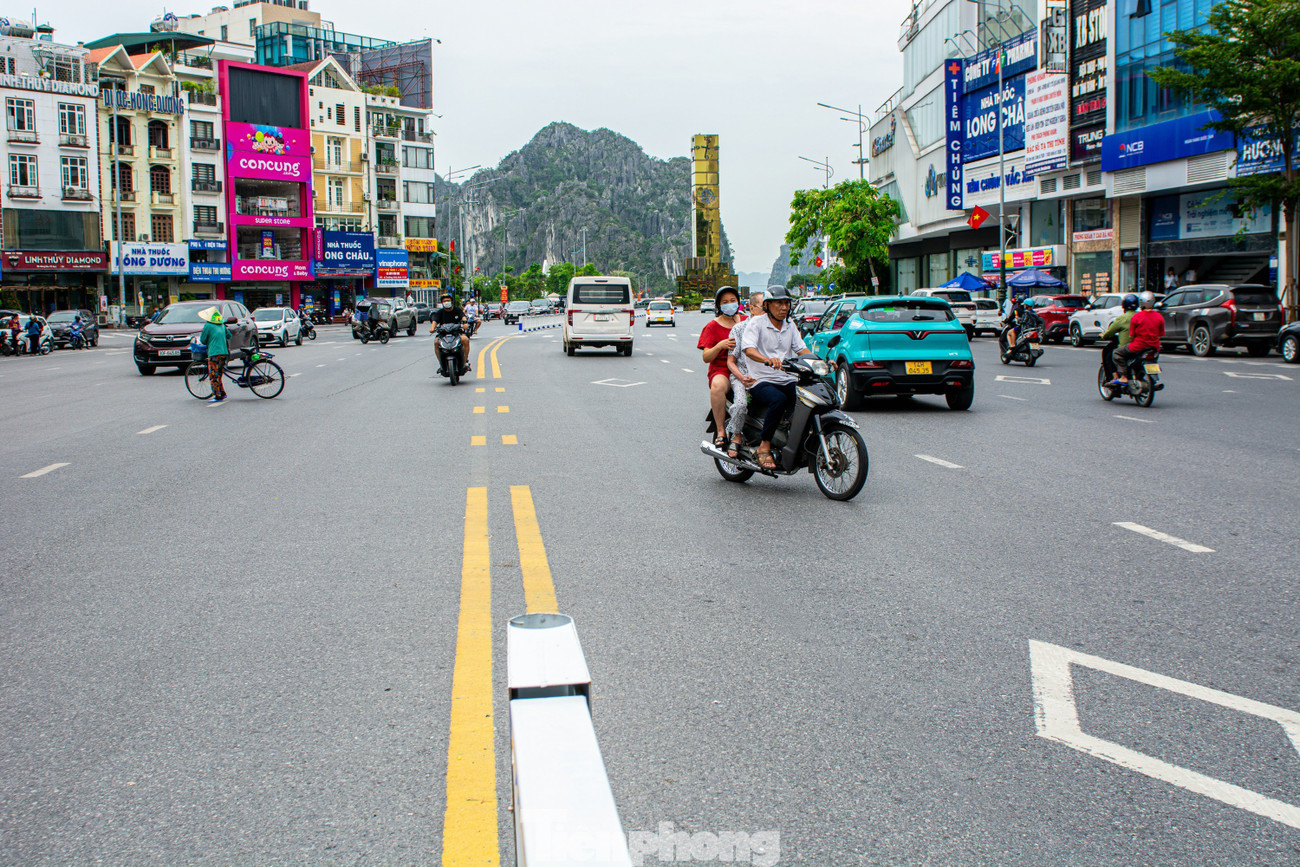 Kỳ lạ dựng hàng rào sắt giữa đường để làm dải phân cách ở Quảng Ninh- Ảnh 23.