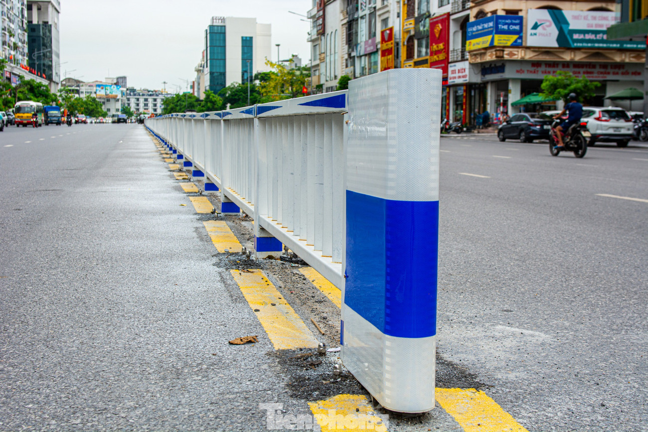 Kỳ lạ dựng hàng rào sắt giữa đường để làm dải phân cách ở Quảng Ninh- Ảnh 5.