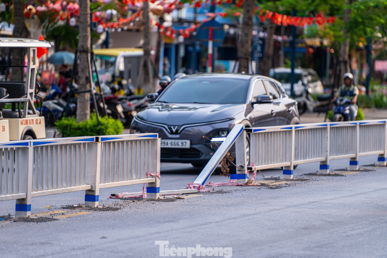 Kỳ lạ dựng hàng rào sắt giữa đường để làm dải phân cách ở Quảng Ninh- Ảnh 26.