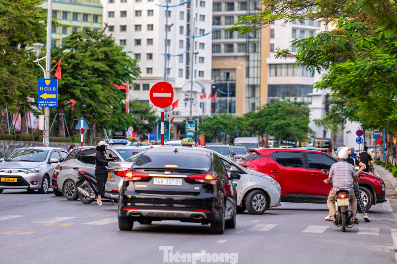 Kỳ lạ dựng hàng rào sắt giữa đường để làm dải phân cách ở Quảng Ninh- Ảnh 22.