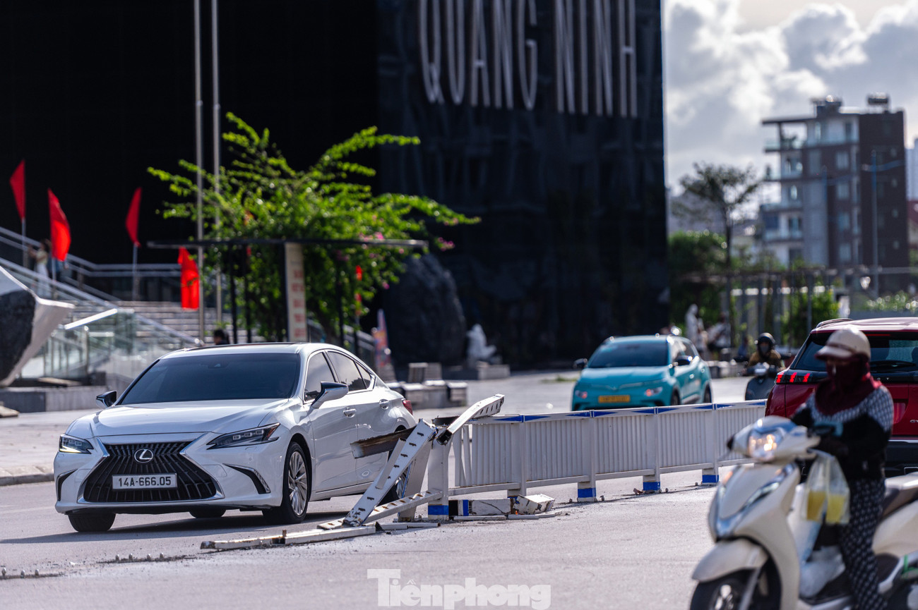 Kỳ lạ dựng hàng rào sắt giữa đường để làm dải phân cách ở Quảng Ninh- Ảnh 24.