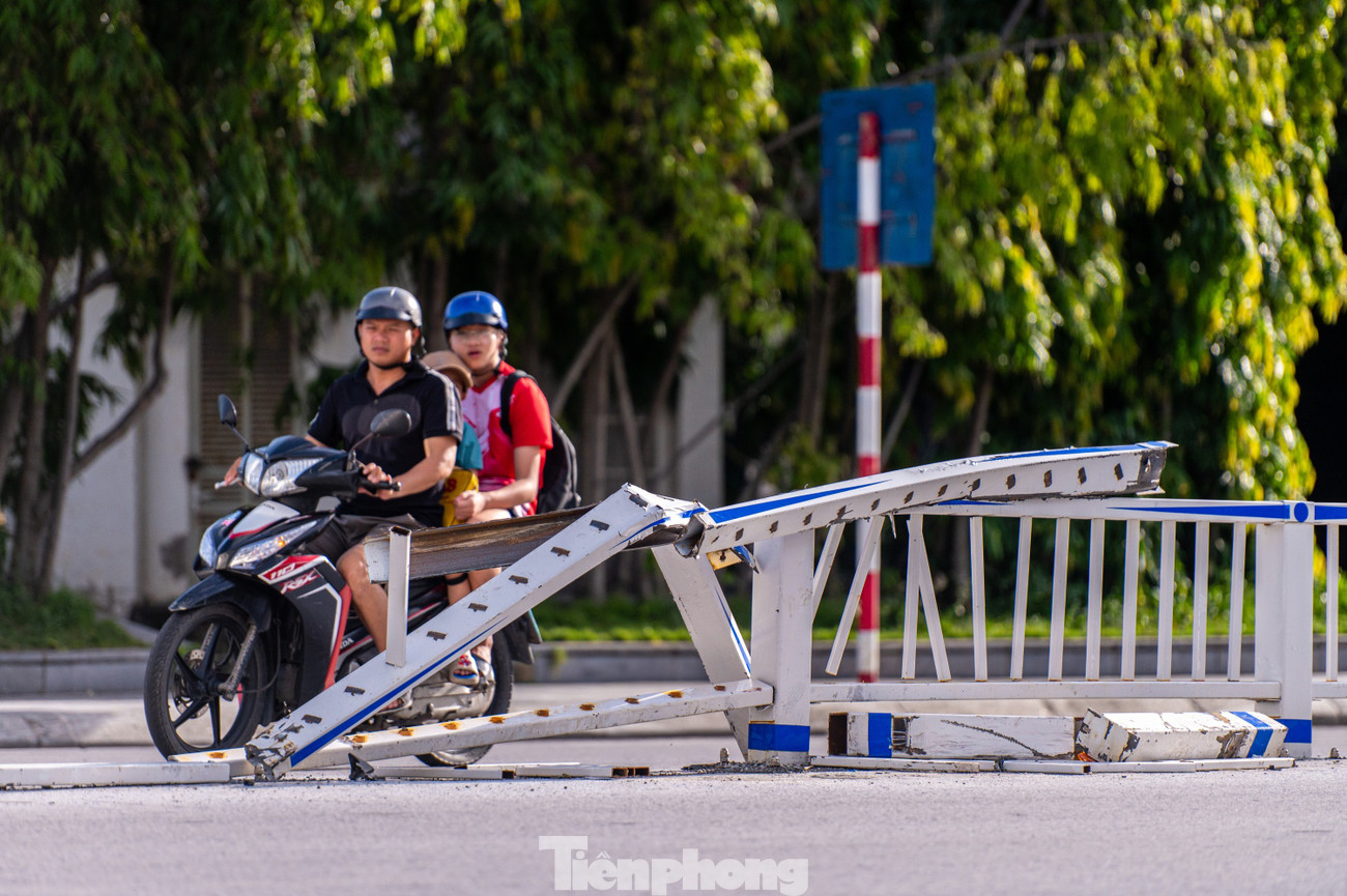 Kỳ lạ dựng hàng rào sắt giữa đường để làm dải phân cách ở Quảng Ninh- Ảnh 25.