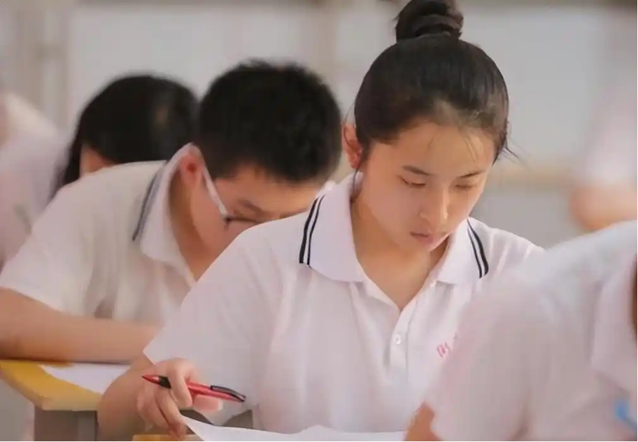 Nữ sinh học giỏi nhất trường nhưng thi trượt ĐH 2 lần, 20 năm sau được báo tin: “Đã có bằng tốt nghiệp, đang làm giáo viên”- Ảnh 1. Nữ sinh học giỏi nhất trường nhưng thi trượt ĐH 2 lần, 20 năm sau được báo tin: “Đã có bằng tốt nghiệp, đang làm giáo viên”- Ảnh 1.