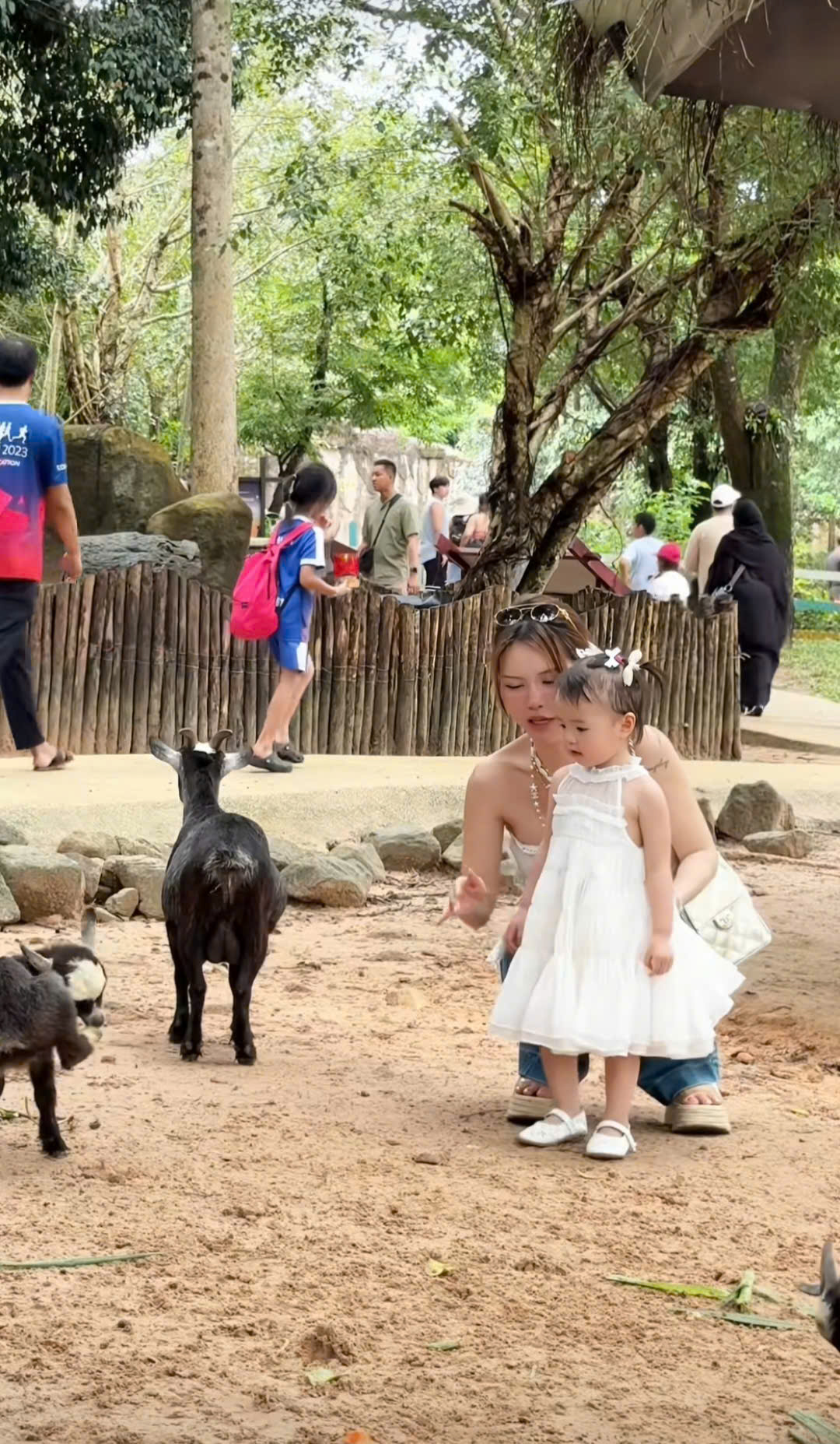 Đưa 2 cô công chúa đi chơi Phú Quốc hàn gắn tình cảm, hot mom Lucie Nguyễn khóc ròng vì rời xa vòng tay chồng trẻ là bão tố- Ảnh 8. Đưa 2 cô công chúa đi chơi Phú Quốc hàn gắn tình cảm, hot mom Lucie Nguyễn khóc ròng vì rời xa vòng tay chồng trẻ là bão tố- Ảnh 8.