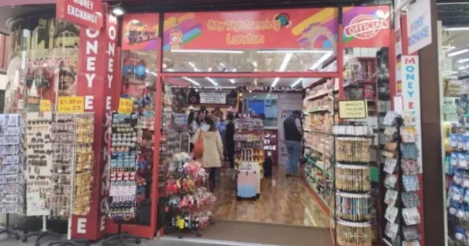 Nhận tin tố cáo 'hét giá' tiền triệu cho 2 gói kẹo, cảnh sát phát hiện đường dây hàng giả quy mô hàng tỷ đồng tại cửa hàng lưu niệm, hàng chục nghìn sản phẩm bị thu giữ- Ảnh 1.