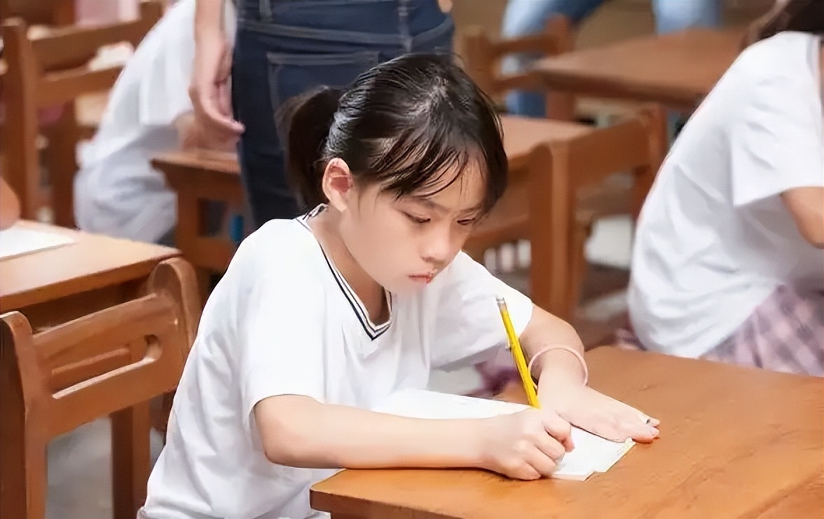 Điểm số Tiểu học có quan trọng không? Kiến thức chiếm 3%, điều quyết định tương lai trẻ nằm ở 3 KỸ NĂNG- Ảnh 1.