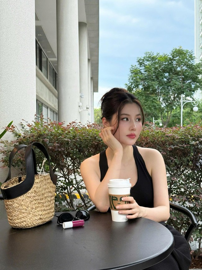 Bé gái chụp cùng "Nữ hoàng ảnh lịch" Diễm Hương 29 năm trước: Học trường đình đám, hiện là minh tinh nổi tiếng- Ảnh 2.