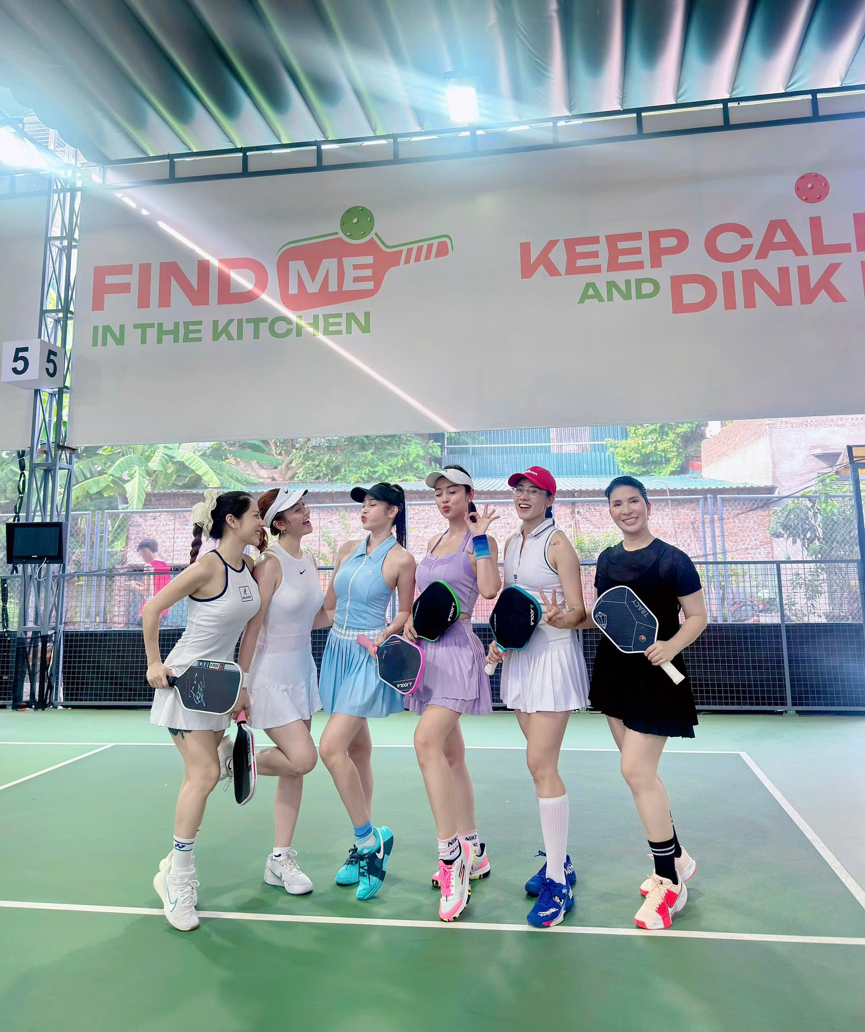 Hoa hậu vừa gặp sự cố vì chơi pickleball: Có mẹ chồng giàu top đầu sàn chứng khoán, bố chồng là Tiến sĩ- Ảnh 4. Hoa hậu vừa gặp sự cố vì chơi pickleball: Có mẹ chồng giàu top đầu sàn chứng khoán, bố chồng là Tiến sĩ- Ảnh 4.