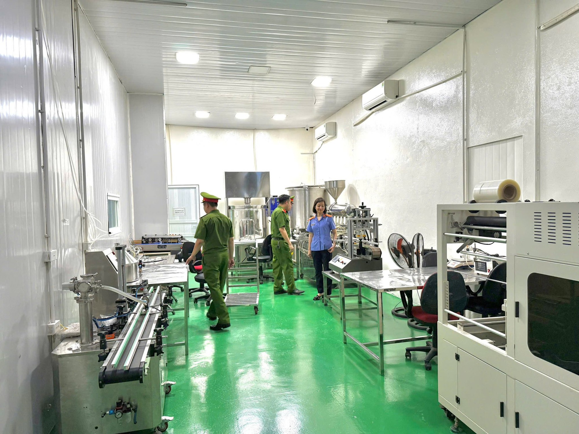 Cận cảnh khám xét Công ty Athena Việt Nam của 'trùm mỹ phẩm giả' Đường Văn Thiết- Ảnh 6.