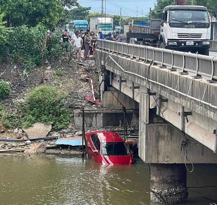 Hú vía cảnh 4 người trên ô tô lao xuống cầu Thanh Ba- Ảnh 1.