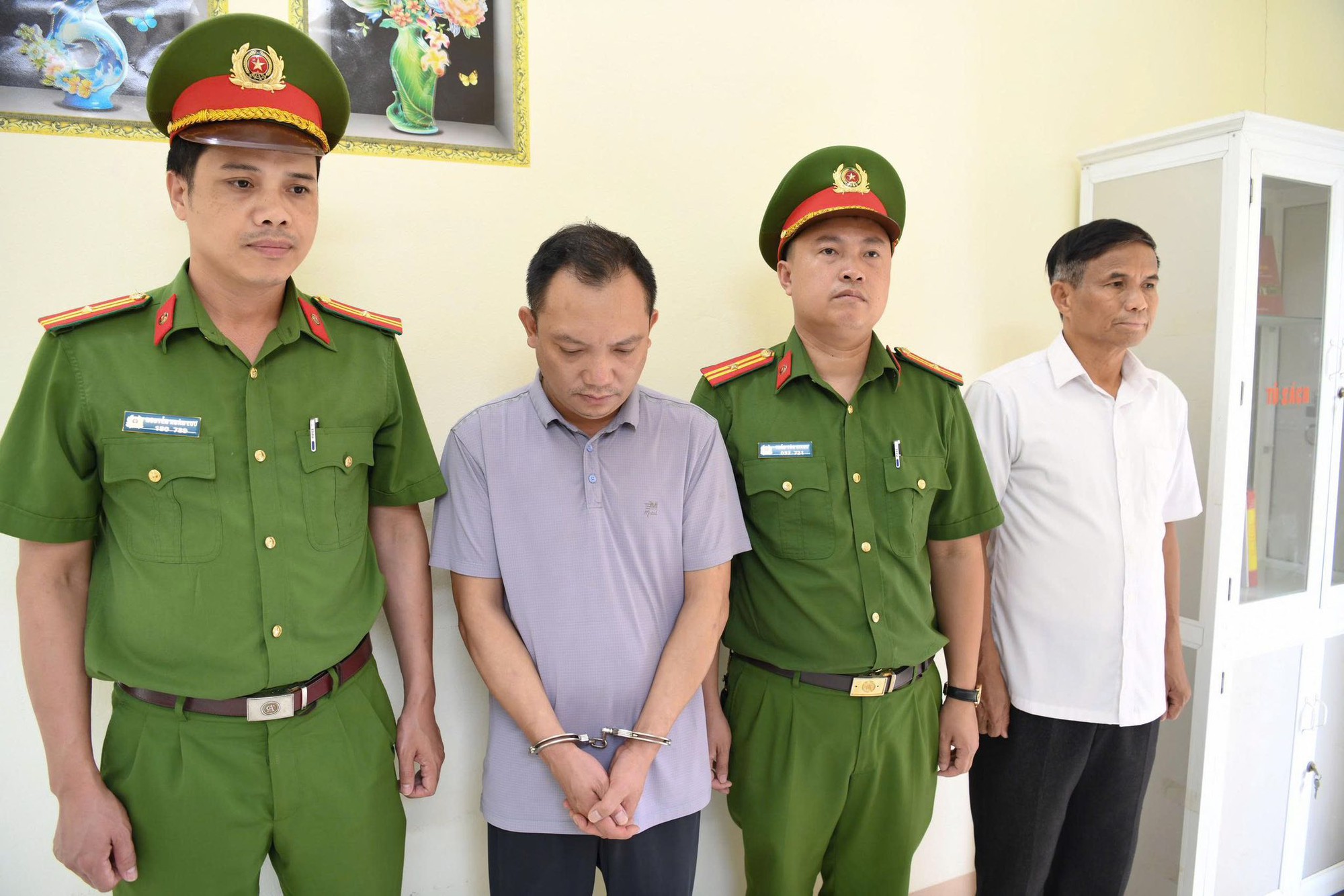 Cận cảnh khám xét Công ty Athena Việt Nam của 'trùm mỹ phẩm giả' Đường Văn Thiết- Ảnh 2.