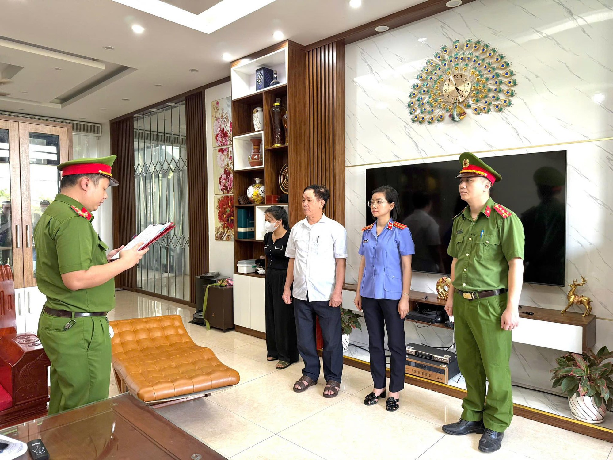 Cận cảnh khám xét Công ty Athena Việt Nam của 'trùm mỹ phẩm giả' Đường Văn Thiết- Ảnh 3.