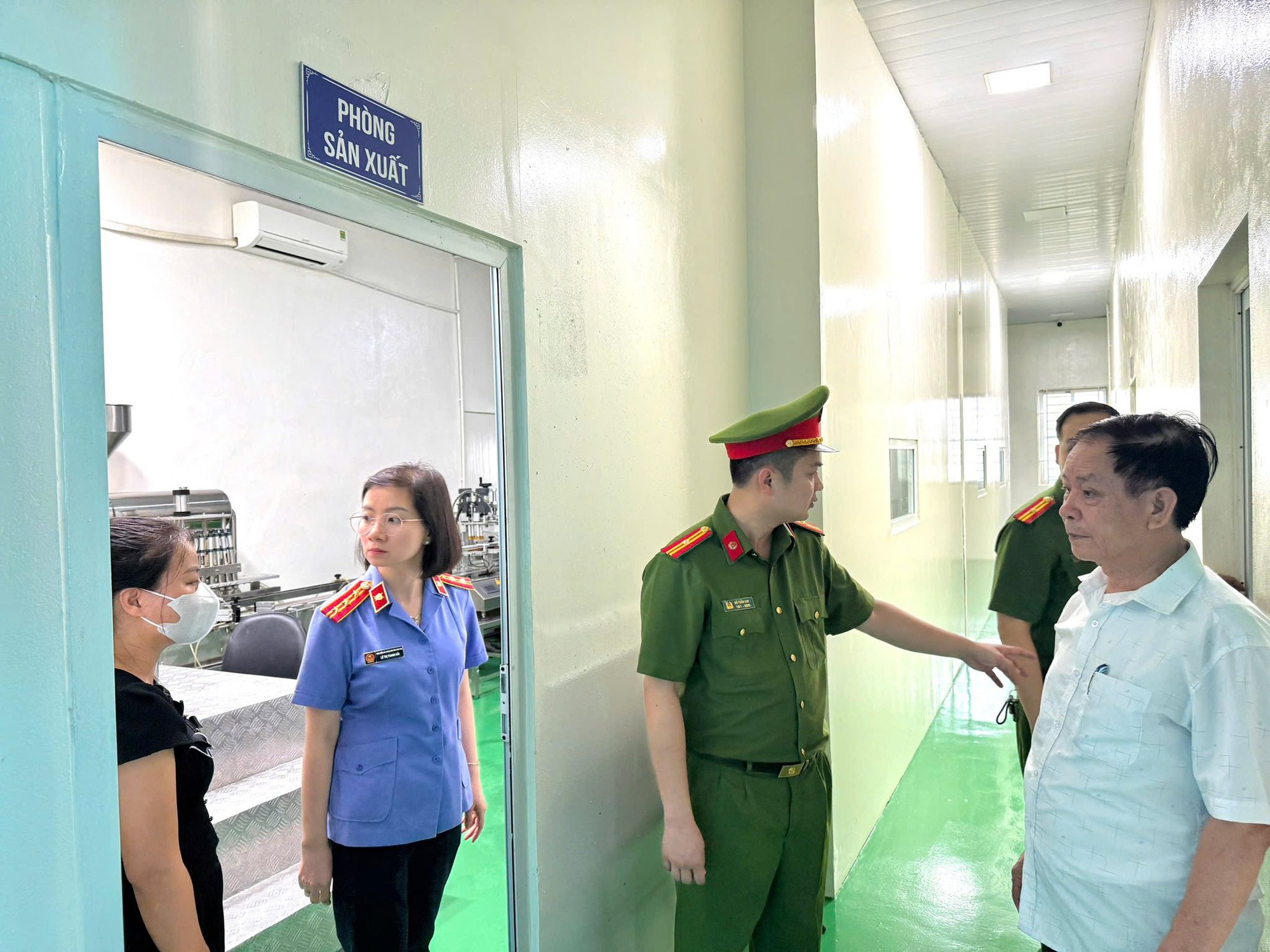 Cận cảnh khám xét Công ty Athena Việt Nam của 'trùm mỹ phẩm giả' Đường Văn Thiết- Ảnh 4.