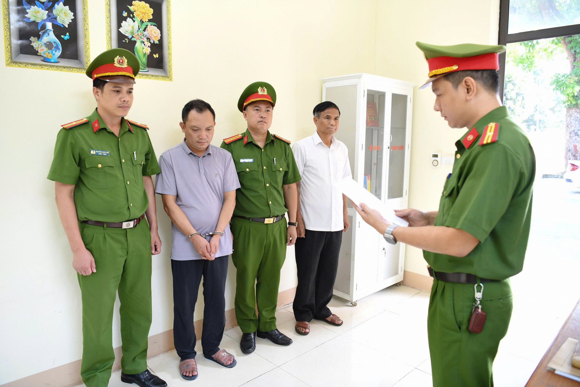 Cận cảnh khám xét Công ty Athena Việt Nam của 'trùm mỹ phẩm giả' Đường Văn Thiết- Ảnh 1.