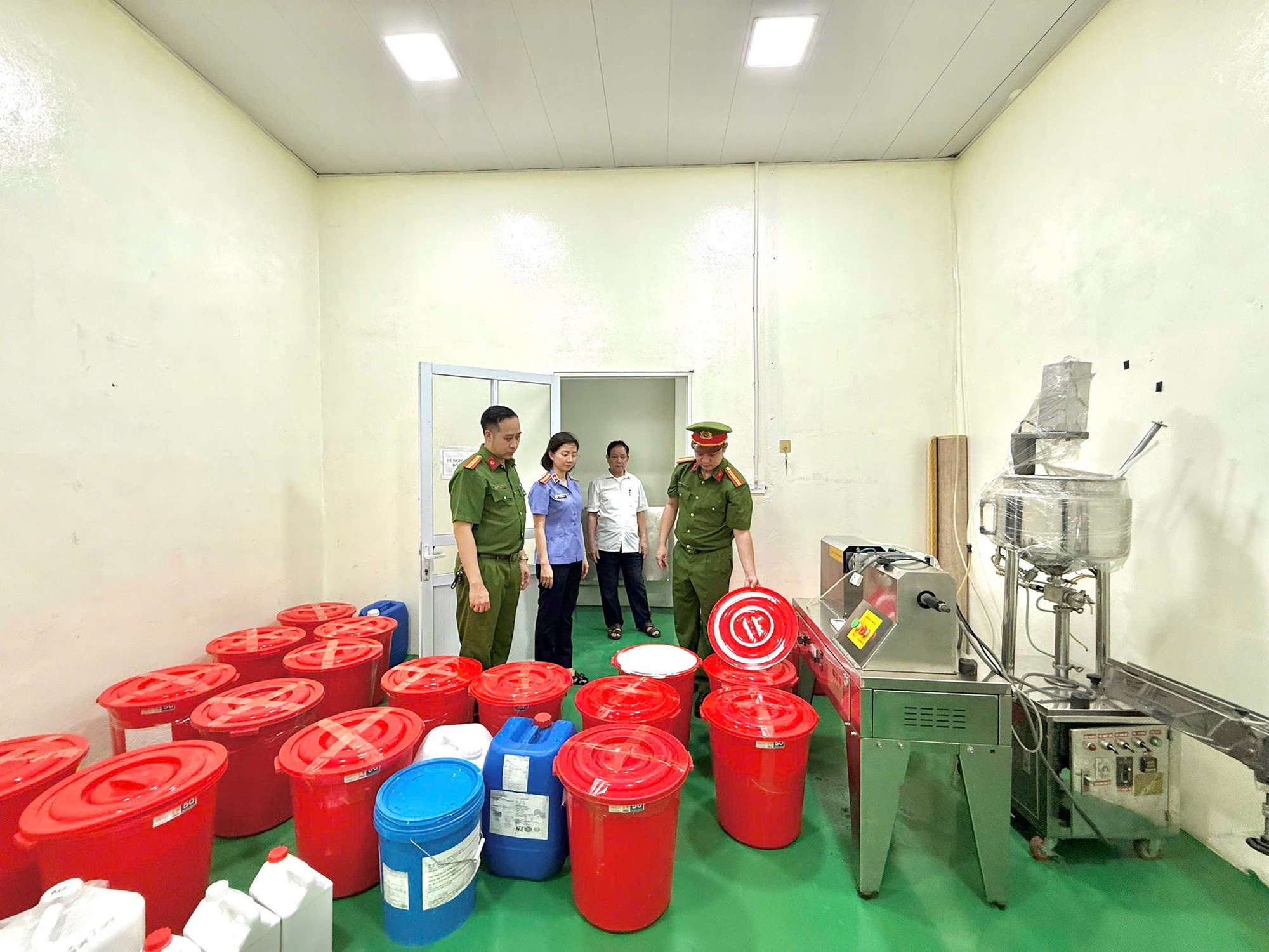 Cận cảnh khám xét Công ty Athena Việt Nam của 'trùm mỹ phẩm giả' Đường Văn Thiết- Ảnh 7.