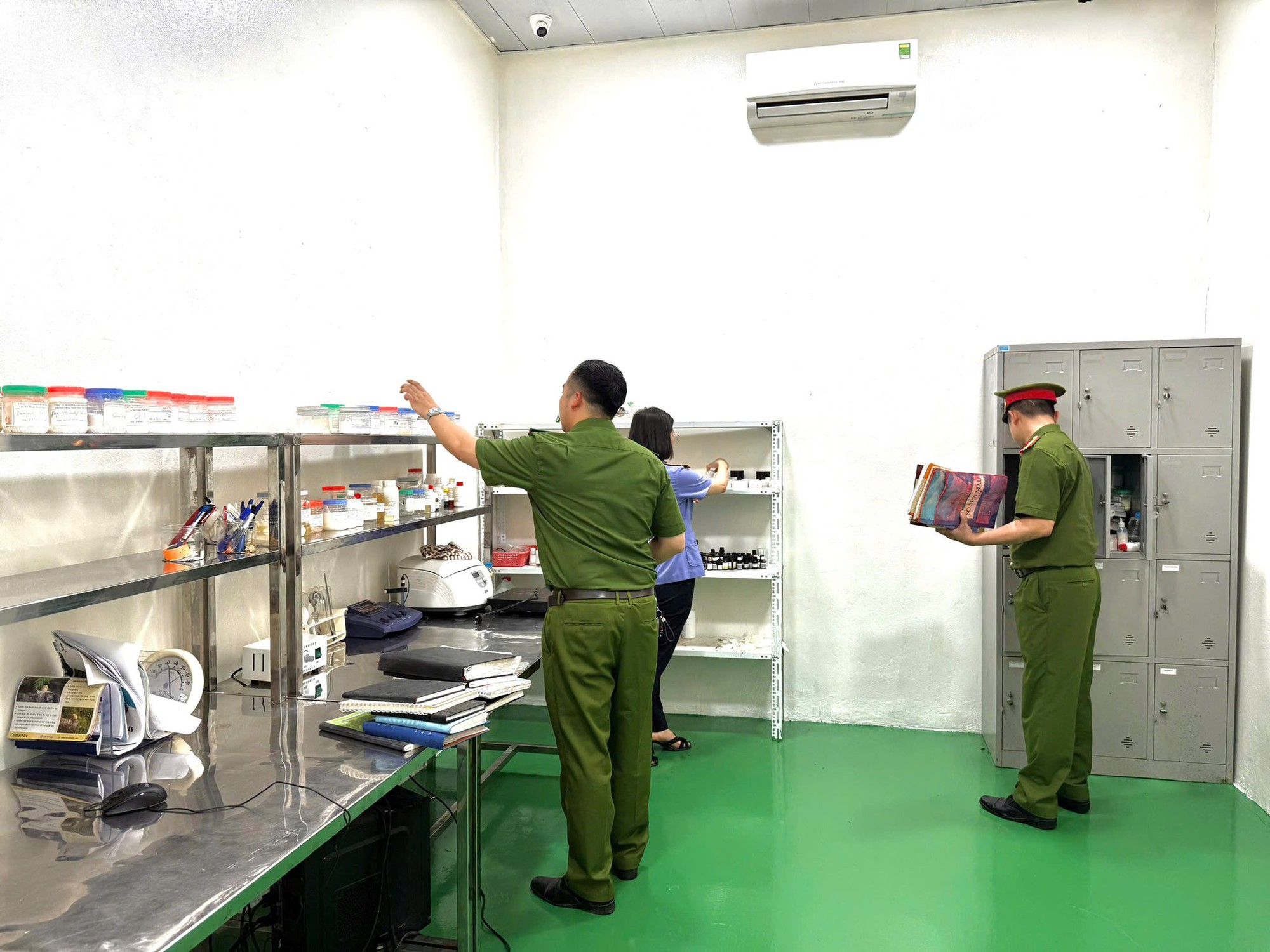 Cận cảnh khám xét Công ty Athena Việt Nam của 'trùm mỹ phẩm giả' Đường Văn Thiết- Ảnh 5.