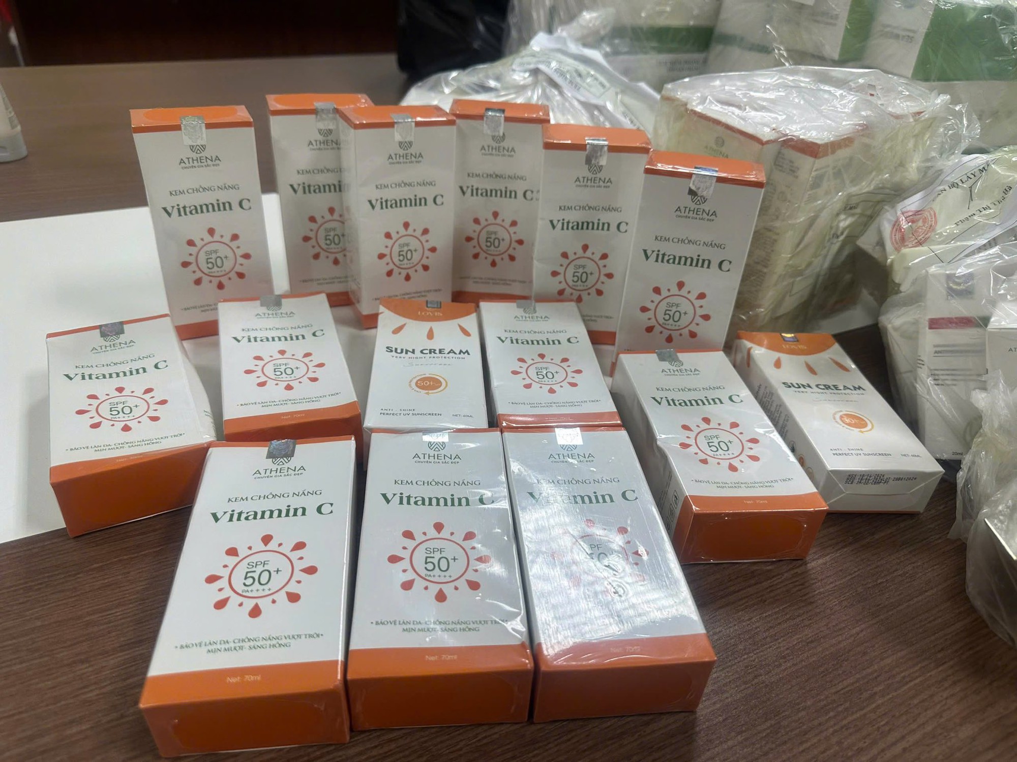Cận cảnh khám xét Công ty Athena Việt Nam của 'trùm mỹ phẩm giả' Đường Văn Thiết- Ảnh 10.