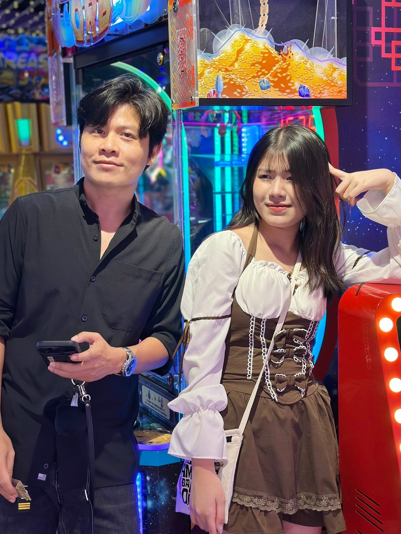 Bất ngờ tiễn con gái Suri sang Úc du học, NS Nguyễn Văn Chung đau lòng vì sự cố xảy ra ngay trước giờ bay- Ảnh 3. Bất ngờ tiễn con gái Suri sang Úc du học, NS Nguyễn Văn Chung đau lòng vì sự cố xảy ra ngay trước giờ bay- Ảnh 3.