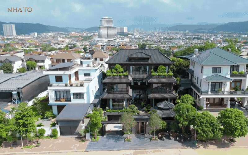 Bên trong biệt phủ hình chữ 