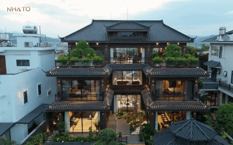 Bên trong biệt phủ hình chữ 