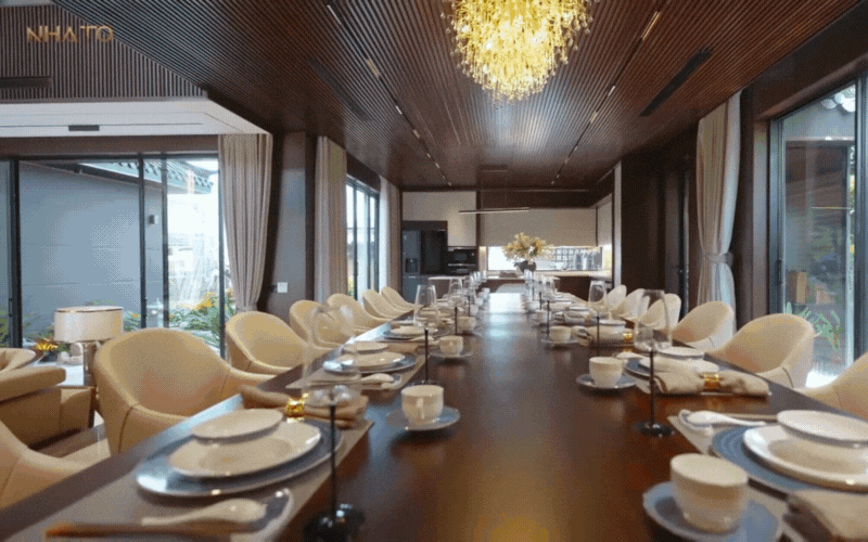 Bên trong biệt phủ hình chữ 