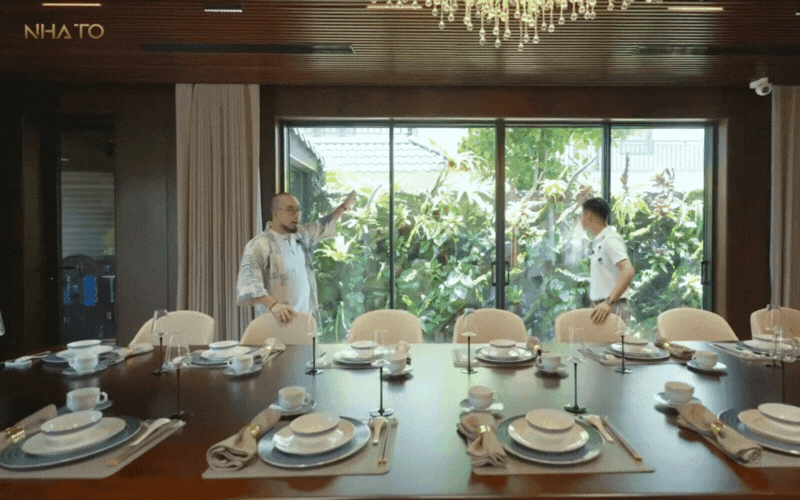 Bên trong biệt phủ hình chữ 