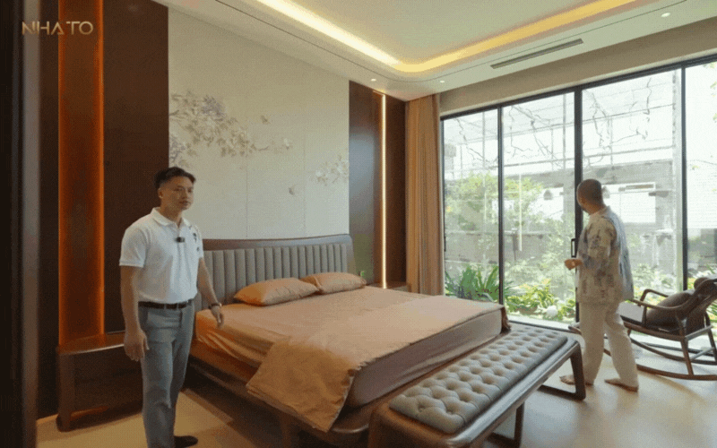 Bên trong biệt phủ hình chữ 