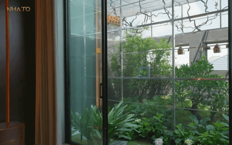 Bên trong biệt phủ hình chữ 