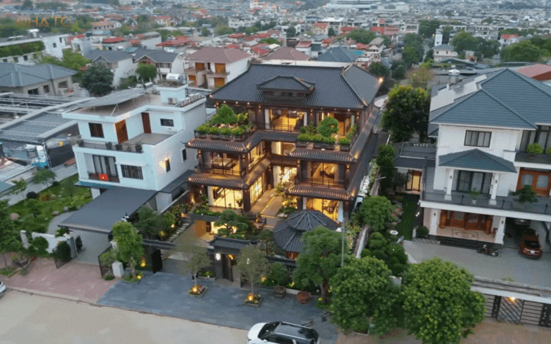 Bên trong biệt phủ hình chữ 