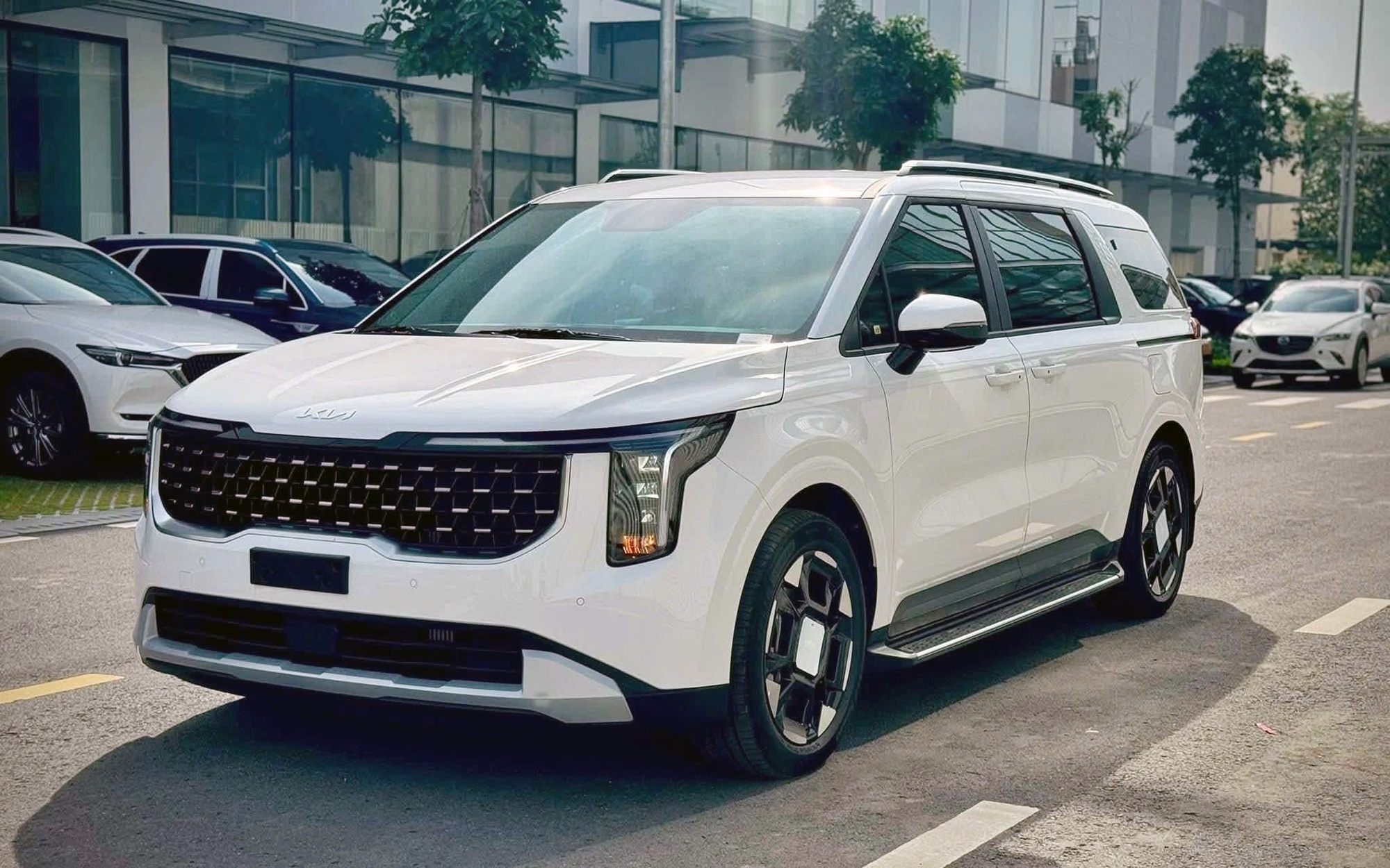 Giá Kia Carnival tiếp tục 'dò đáy', giảm hơn 100 triệu đồng tại đại lý: Bản dầu đắt nhất còn dưới 1,5 tỷ đồng, rẻ hơn nửa tỷ so với Viloran- Ảnh 1.