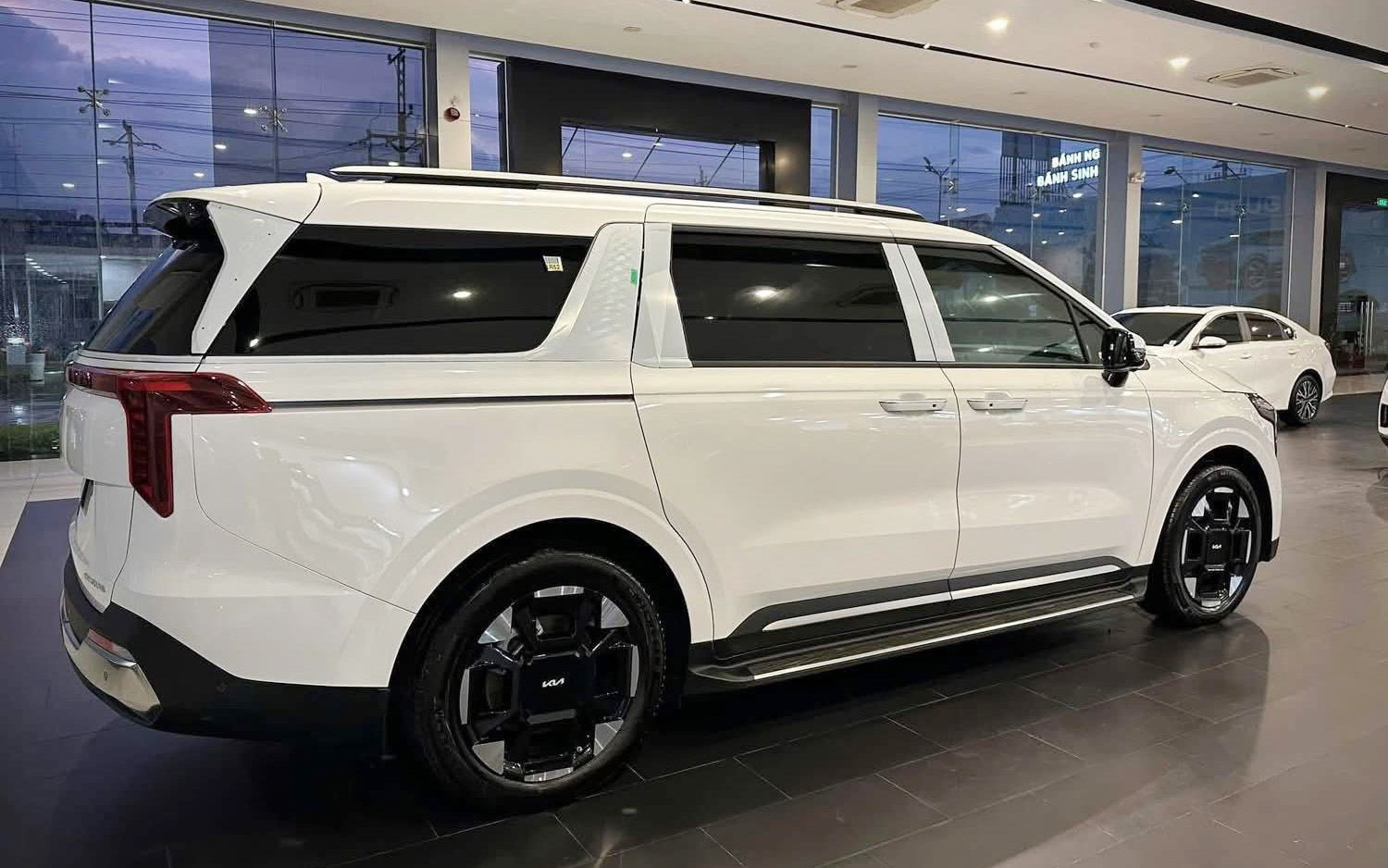 Giá Kia Carnival tiếp tục 'dò đáy', giảm hơn 100 triệu đồng tại đại lý: Bản dầu đắt nhất còn dưới 1,5 tỷ đồng, rẻ hơn nửa tỷ so với Viloran- Ảnh 2.