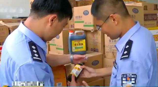 Đột kích một nhà xưởng, triệt phá đường dây sản xuất nước tương, giấm… từ nguyên liệu hết hạn: Tịch thu 28.000 thùng hàng bẩn sắp tuồn ra thị trường- Ảnh 2.