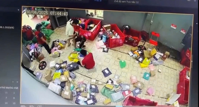 VIDEO: Xôn xao clip nam shipper bị đánh đến nhập viện vì đơn hàng 900 ngàn đồng- Ảnh 1.