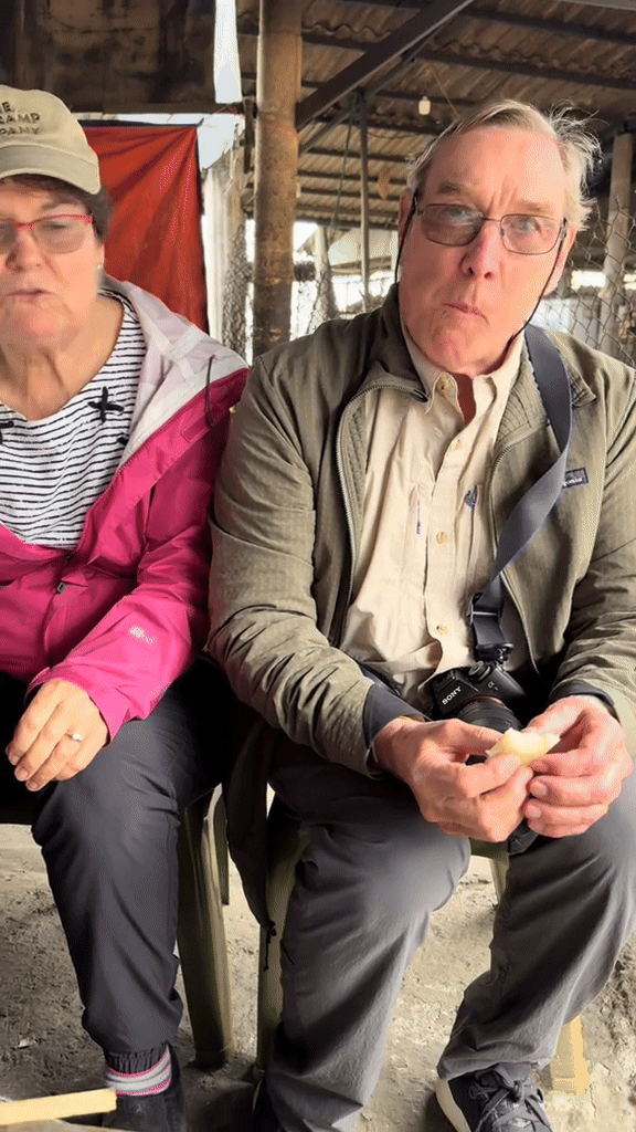 Khách Tây thử món cơm đặc sản của người vùng núi Việt Nam, nhận xét: "Nó ngon tuyệt!"- Ảnh 2.