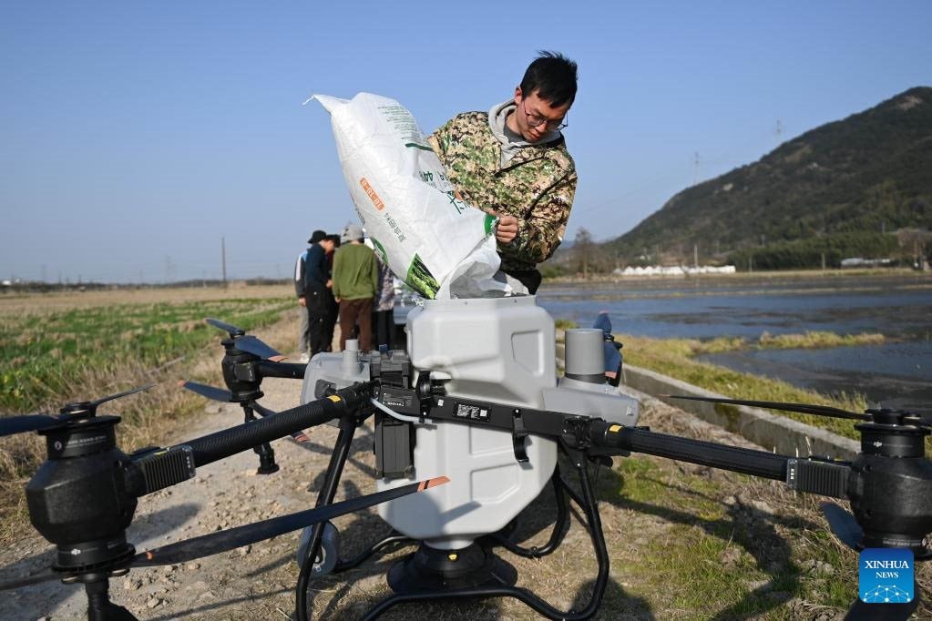 Nông dân Trung Quốc giờ “sướng như tiên”: Ngồi phòng điều hòa lái drone, điều khiển việc gặt lúa, cấy cày- Ảnh 1.