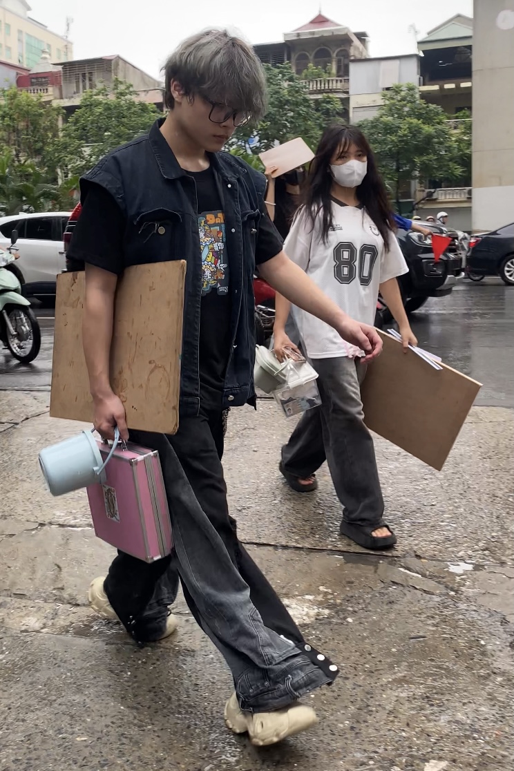Rừng sĩ tử xách xô chậu, ôm giá vẽ chen chúc đi thi năng khiếu: Nhìn thôi đã mệt mà vẫn phải thốt lên 