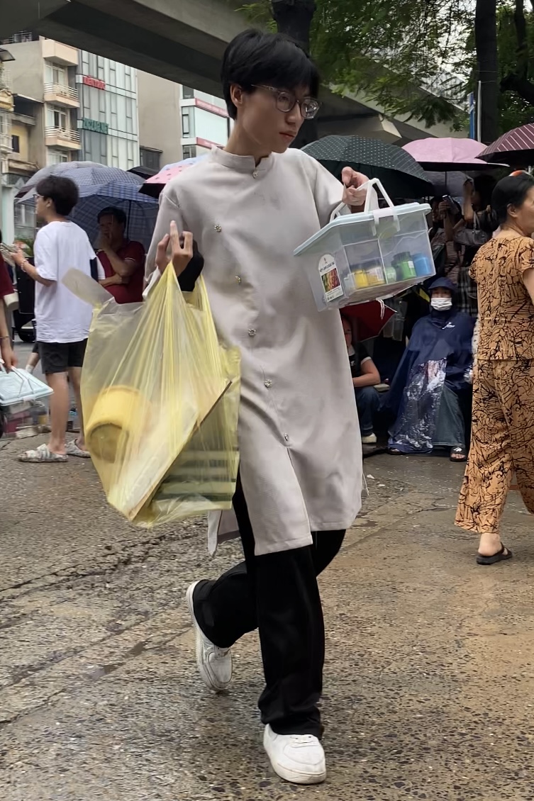 Rừng sĩ tử xách xô chậu, ôm giá vẽ chen chúc đi thi năng khiếu: Nhìn thôi đã mệt mà vẫn phải thốt lên 
