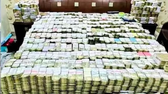 Tịch thu 122 tỷ đồng tiền mặt chất đống như tủ sách, 183 tỷ vàng và trang sức của một doanh nhân buôn giày dép ở Ấn Độ, kiểm kê thâu đêm- Ảnh 1.