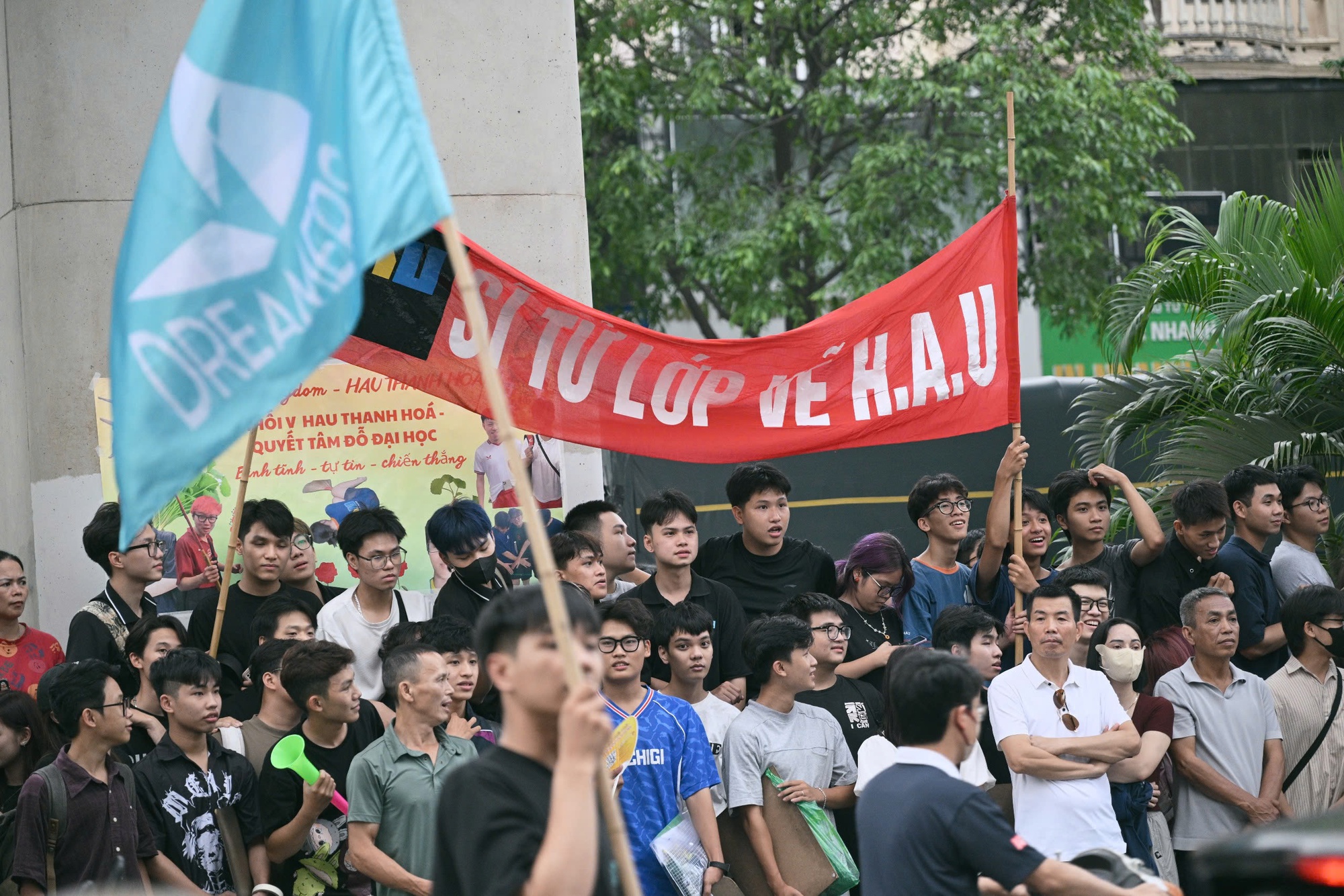 Rừng sĩ tử xách xô chậu, ôm giá vẽ chen chúc đi thi năng khiếu: Nhìn thôi đã mệt mà vẫn phải thốt lên 