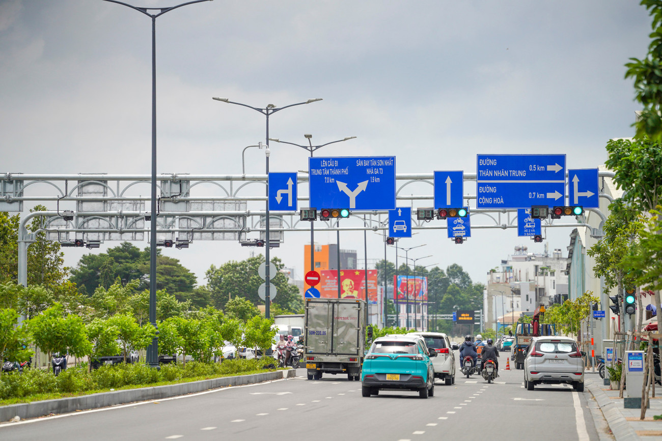 Cửa ngõ sân bay Tân Sơn Nhất 'hạ nhiệt' ùn tắc nhờ kết nối nút giao đường C12- Ảnh 9. Cửa ngõ sân bay Tân Sơn Nhất 'hạ nhiệt' ùn tắc nhờ kết nối nút giao đường C12- Ảnh 9.